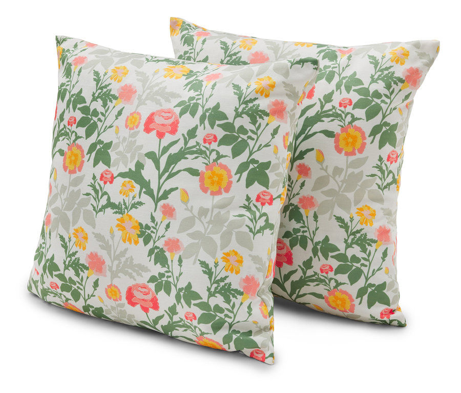 Zwei quadratische Kissen mit Blumenmuster in Gelb-, Rosa- und Grüntönen liegen auf einem weißen Hintergrund.