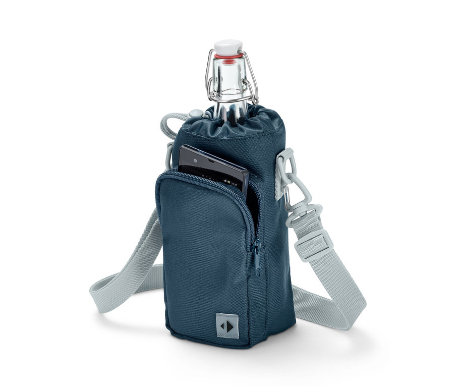 Flasche in Flaschen-Umhängetasche.