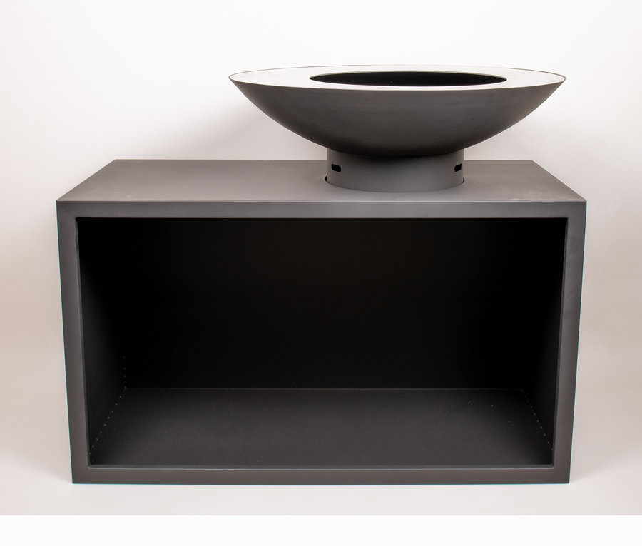 Eine schwarze RedFire Feuerschale »Onyx Classic Table« mit 80 cm Durchmesser liegt auf einem schwarzen Schrank.