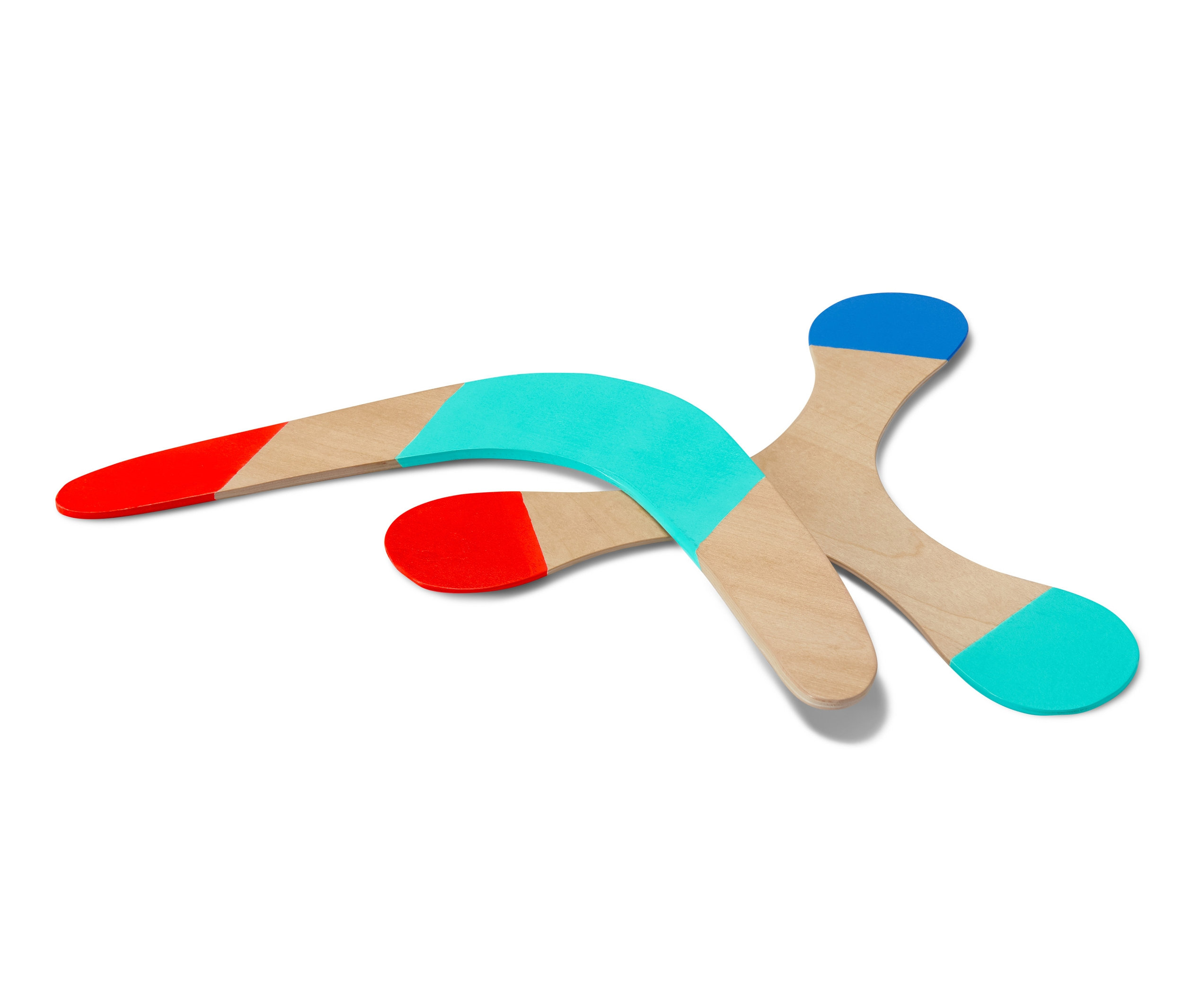 Zwei hölzerne Bumerangs aus dem Boomerang-Set liegen auf einem weißen Hintergrund.