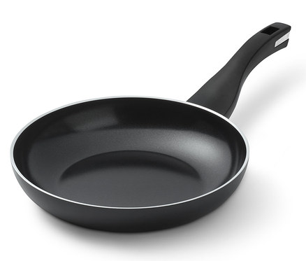 Eine Bratpfanne »Alu Recycled Induction b. green« auf weißem Hintergrund.