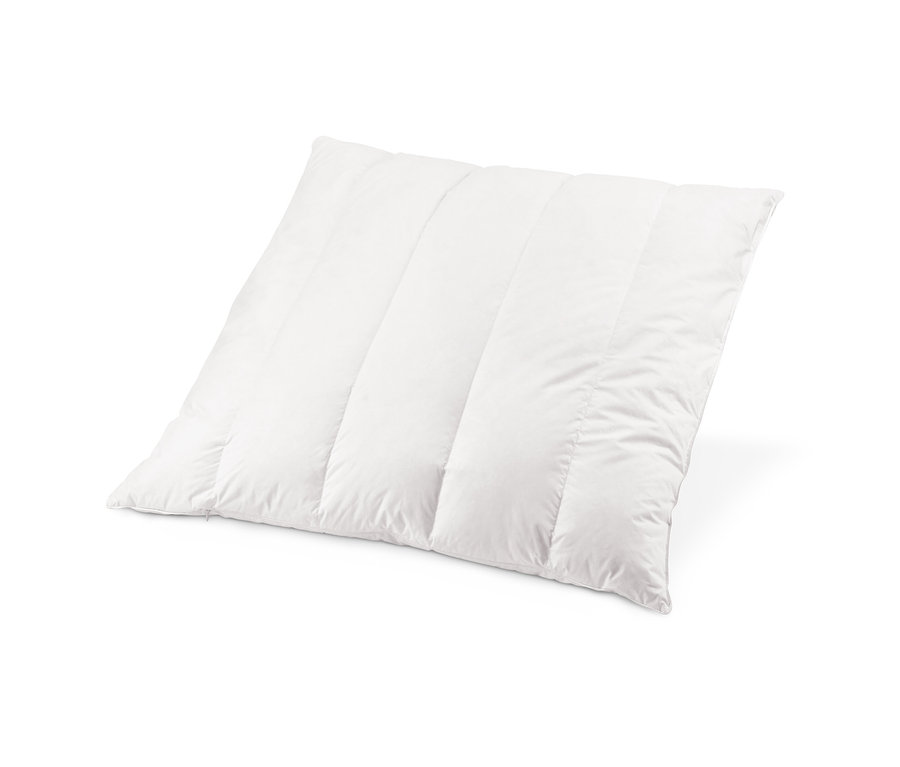 Nahaufnahme eines gesteppten, weißen Zirbenkopfkissen.