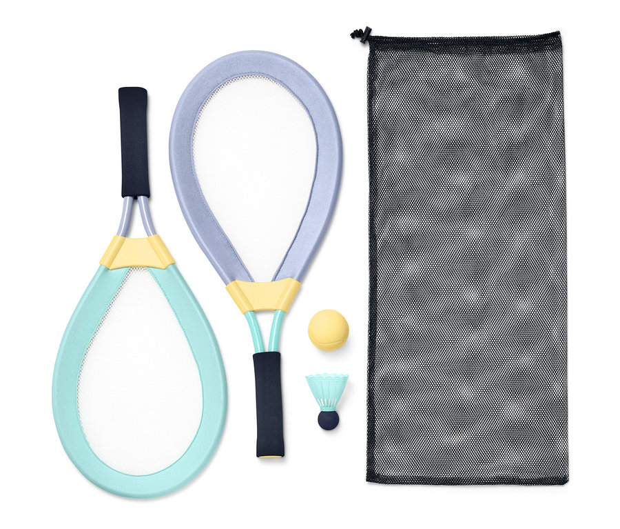 Zwei Badmintonschläger, ein Ball, ein Federball und ein schwarzes Netz. XL-Federball-Set.