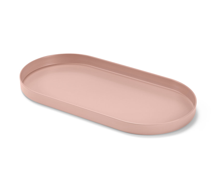 Ein rostfarbenes Tablett aus Metall auf einem weißen Hintergrund.