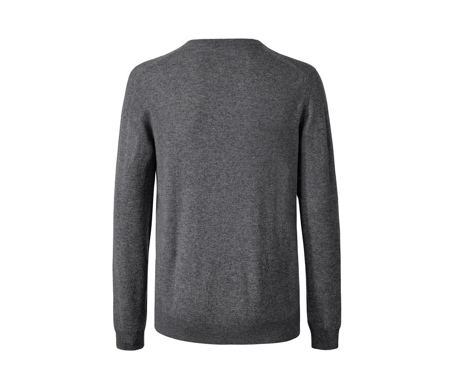 Detailansicht eines grauen Cashmere-Pullovers mit Rundhalsausschnitt.