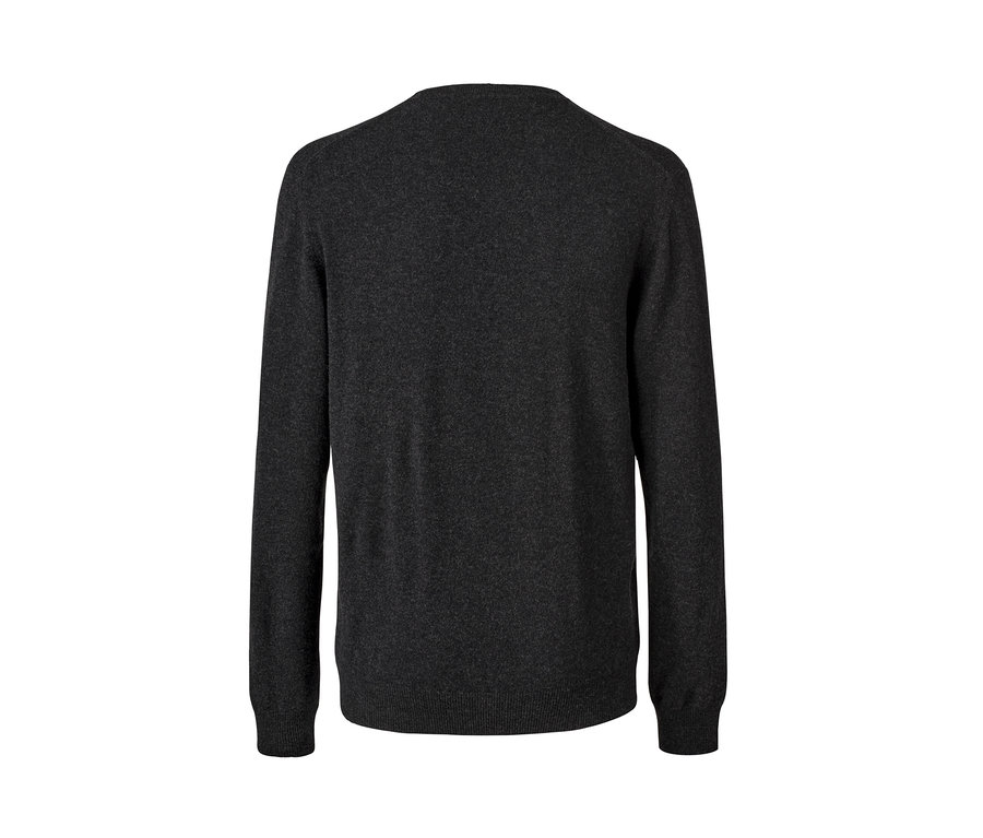 Detailansicht eines grauen Cashmere-Pullovers mit Rundhalsausschnitt.