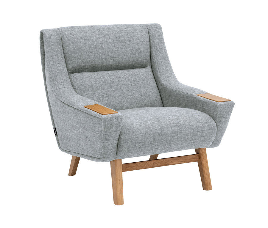 Heller, graublauer Max Winzer®-Loungesessel »Heddy« mit Armlehnen aus braunem Holz und hellem Holzrahmen.
