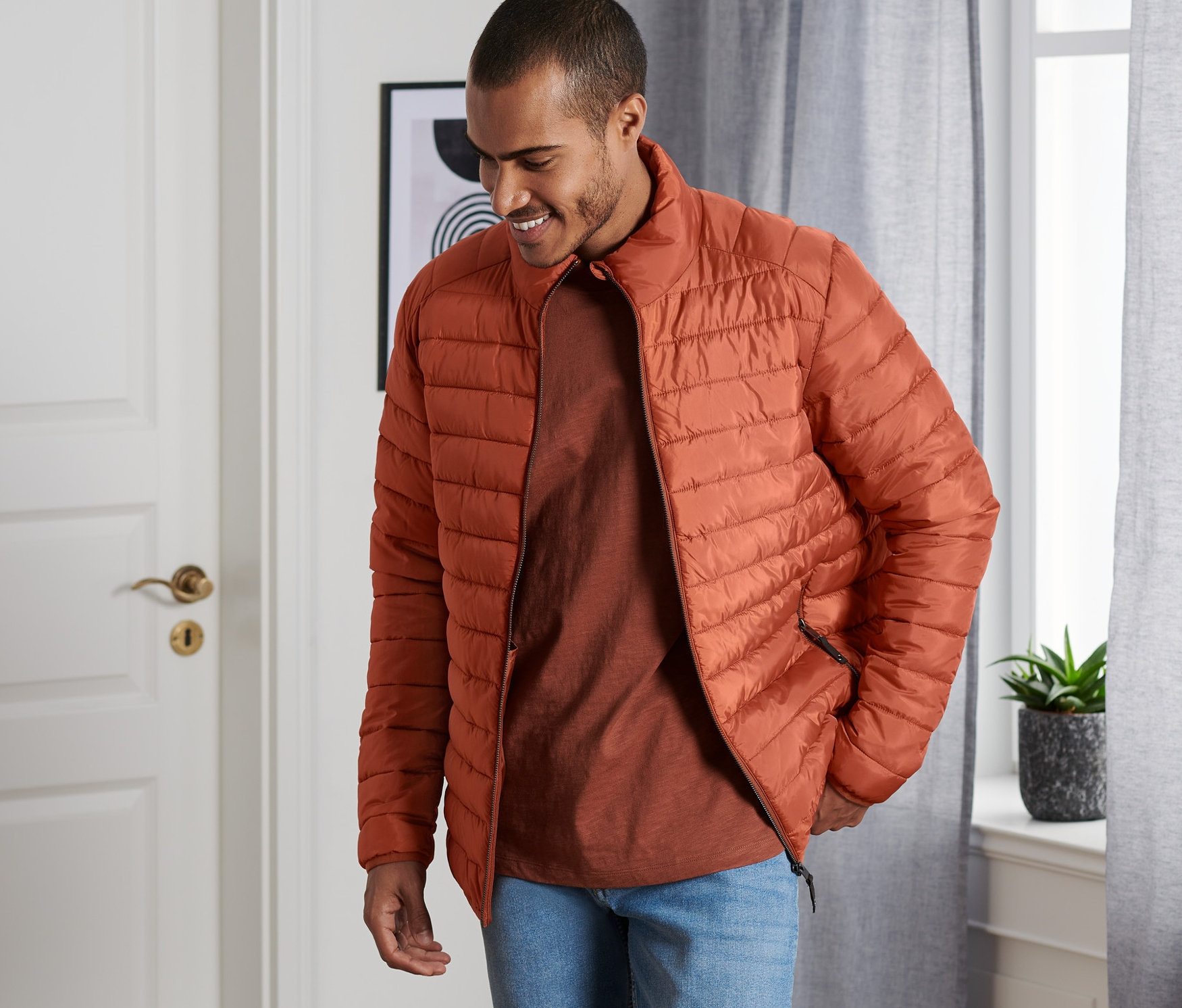 Mann trägt eine Steppjacke.