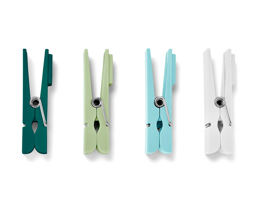 Vier Kühlschrankmagnete in Grün, Hellgrün, Blau und Weiß.