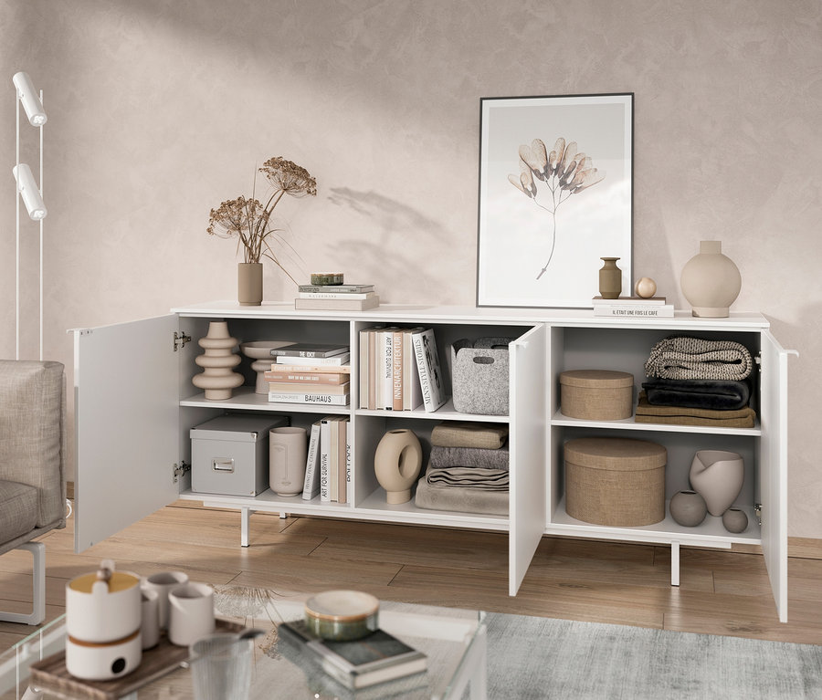 Weißes Sideboard mit offenen Türen steht im Wohnzimmer.