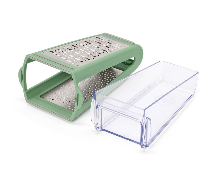 Eine grüne 2-Wege-Reibe mit Auffangbehälter liegt auf einer weißen Oberfläche.