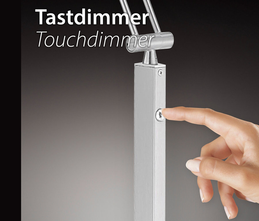 Ein Finger berührt den Touchdimmer einer silbernen Lampe.