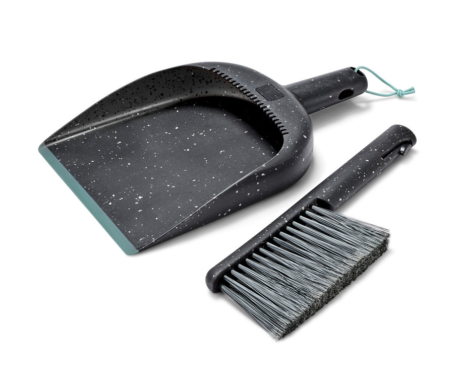 Ein Handkehrer und eine Schaufel in Schwarz.