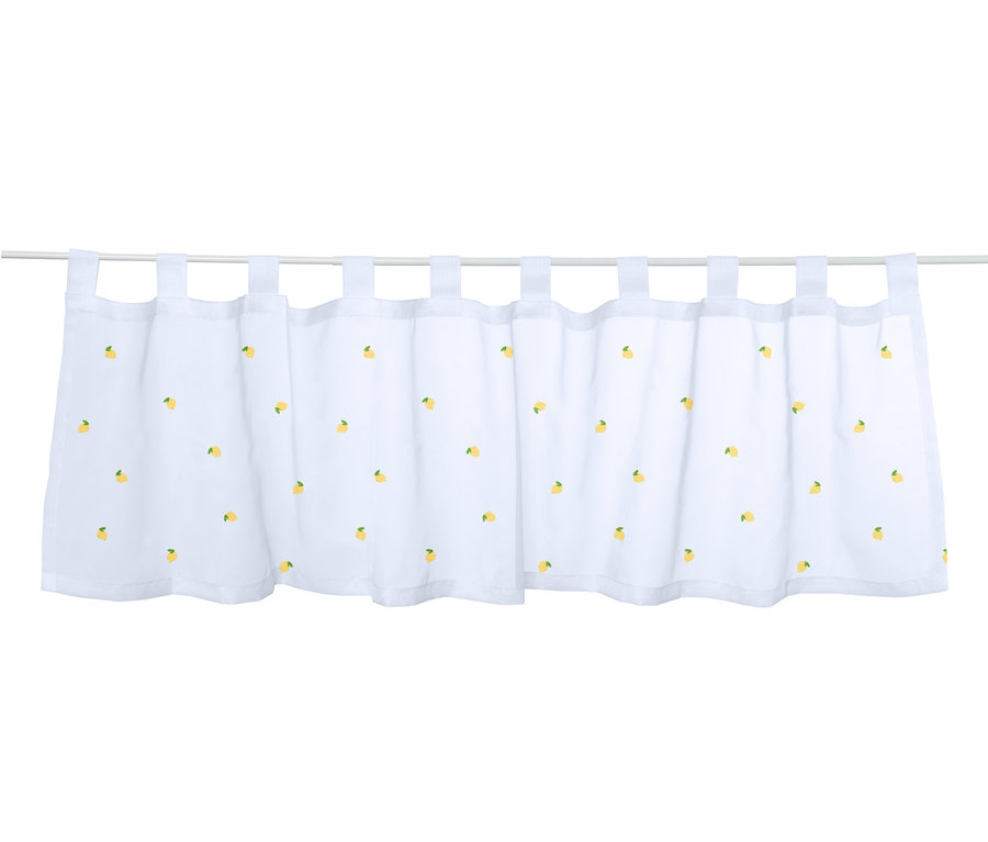 Eine weiße, bestickte Bistro-Gardine mit Zitronenmuster hängt an einer Stange.