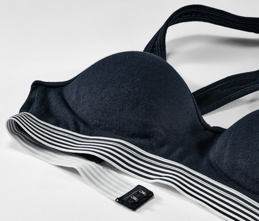 Detailansicht eines blauen Schalen-BHs mit Racerback auf weißem Hintergrund.