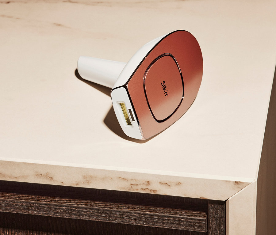 Nahaufnahme des Silk'n Motion Premium Haarentferners auf einer Marmorplatte.