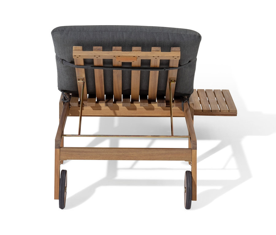 Rückansicht einer hölzernen Gartenliege mit grauem Kissen.