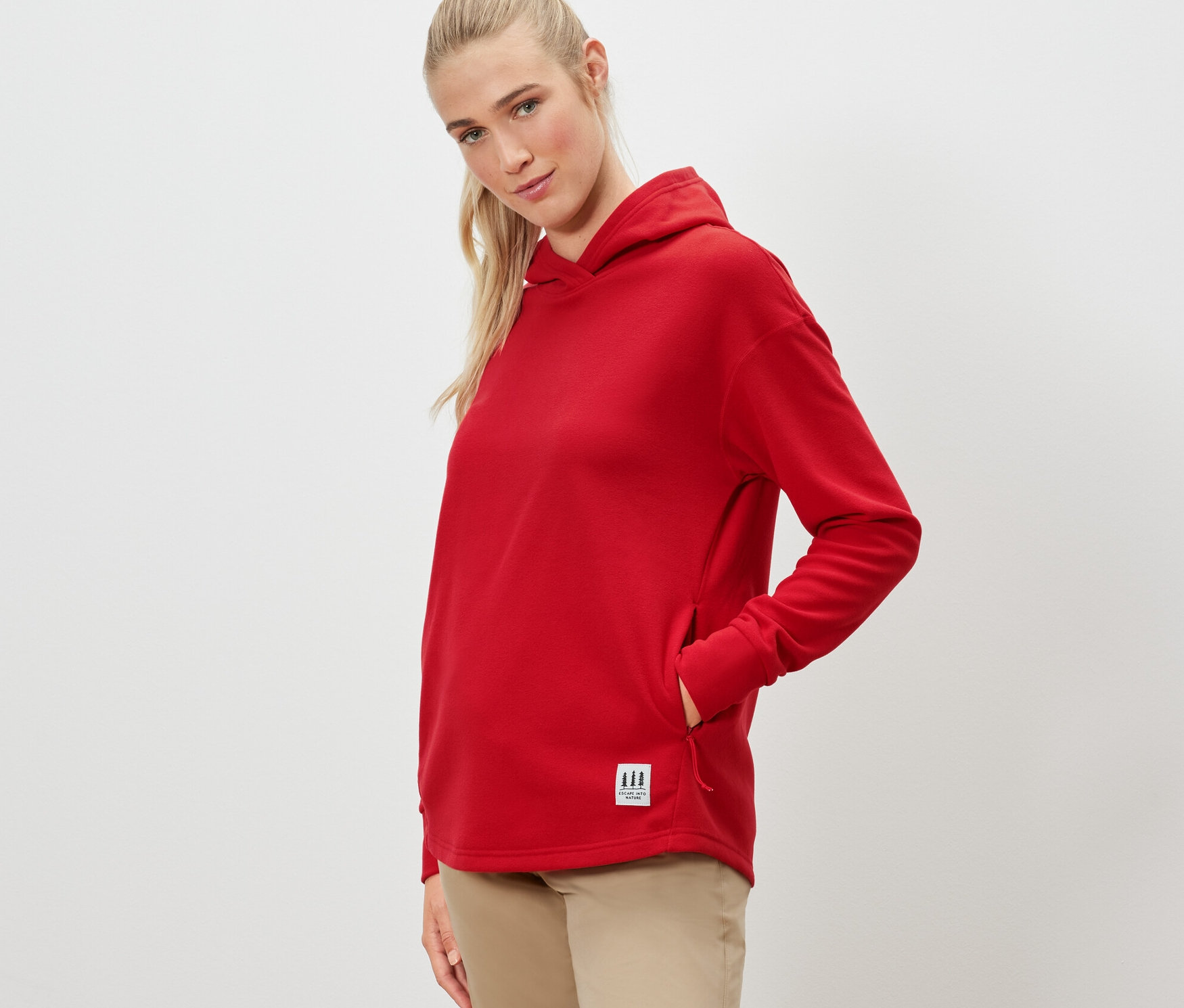 Frau trägt einen Outdoor-Pullover in Rot.