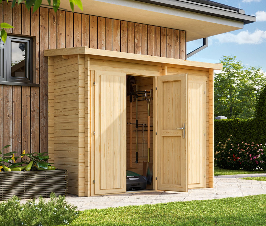 Das offene Weka Premium-Gerätehaus mit 2 separaten Räumen, 28 mm, steht auf einer Wiese neben einem Haus.