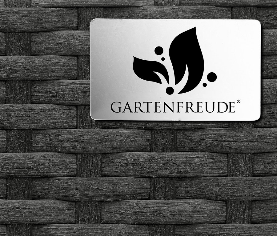 Detail eines anthrazitfarbenen Pflanzgefäßes aus Polyrattan.