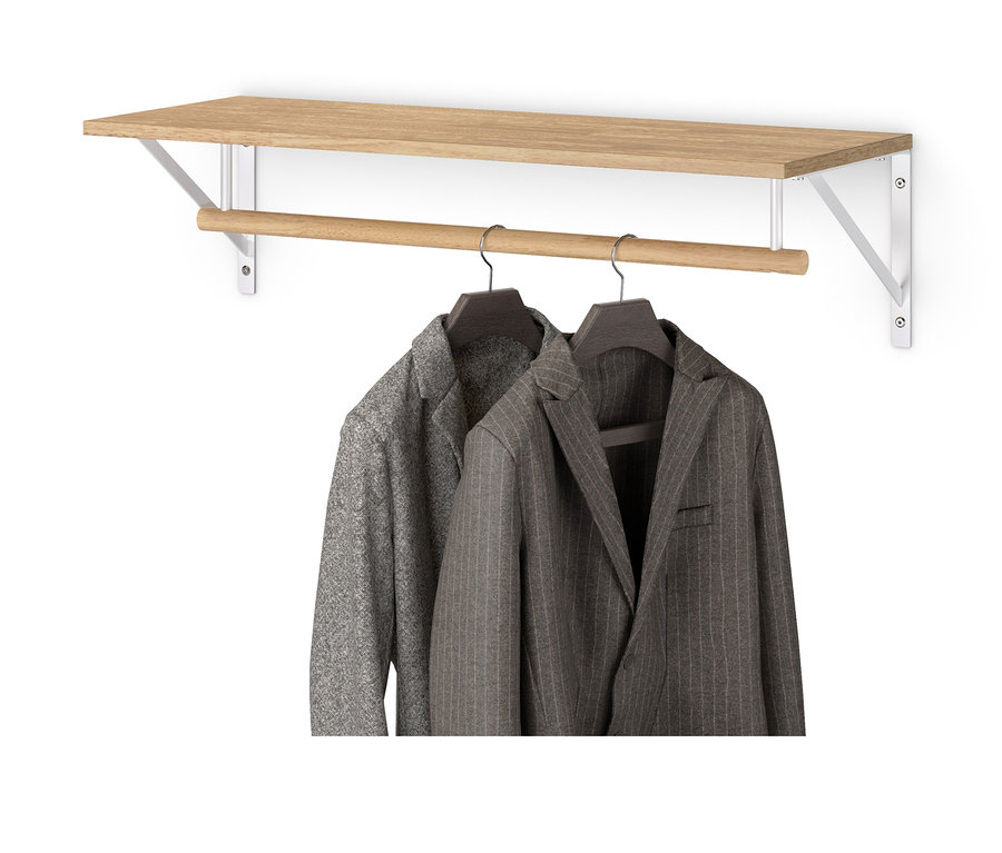 Zwei Jacken hängen an einer Wandgarderobe.