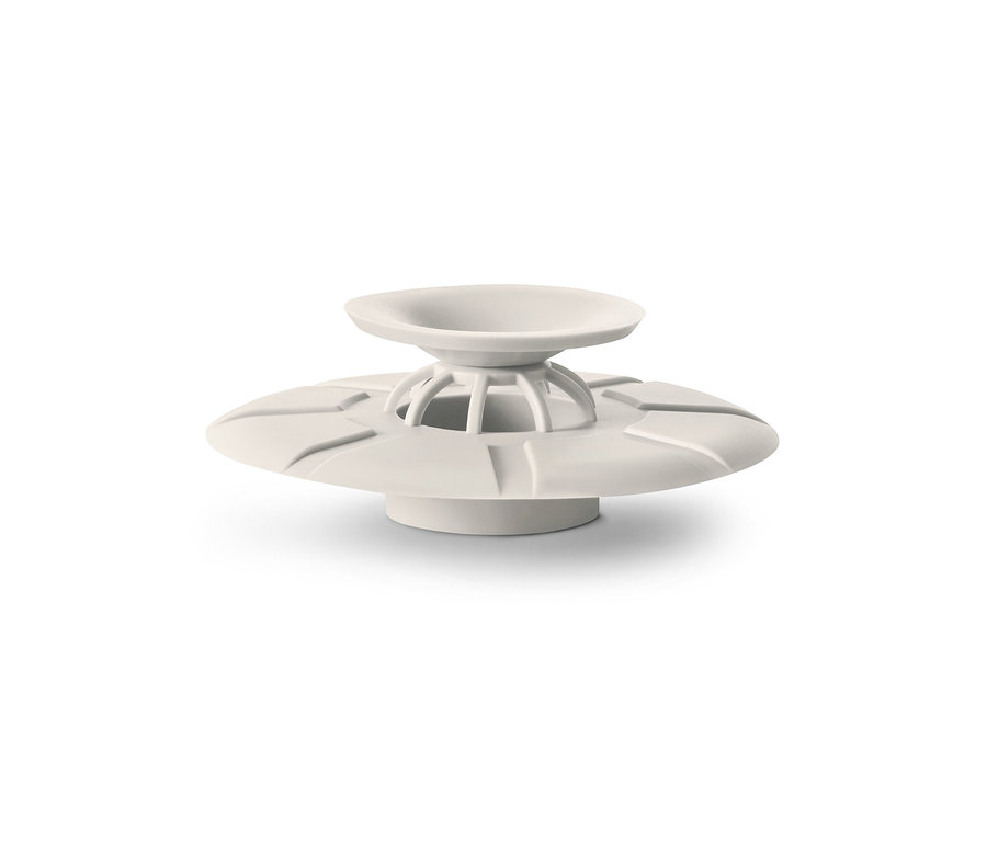 Ein weißes Abflusssieb und ein Verschluss auf einem weißen Hintergrund.