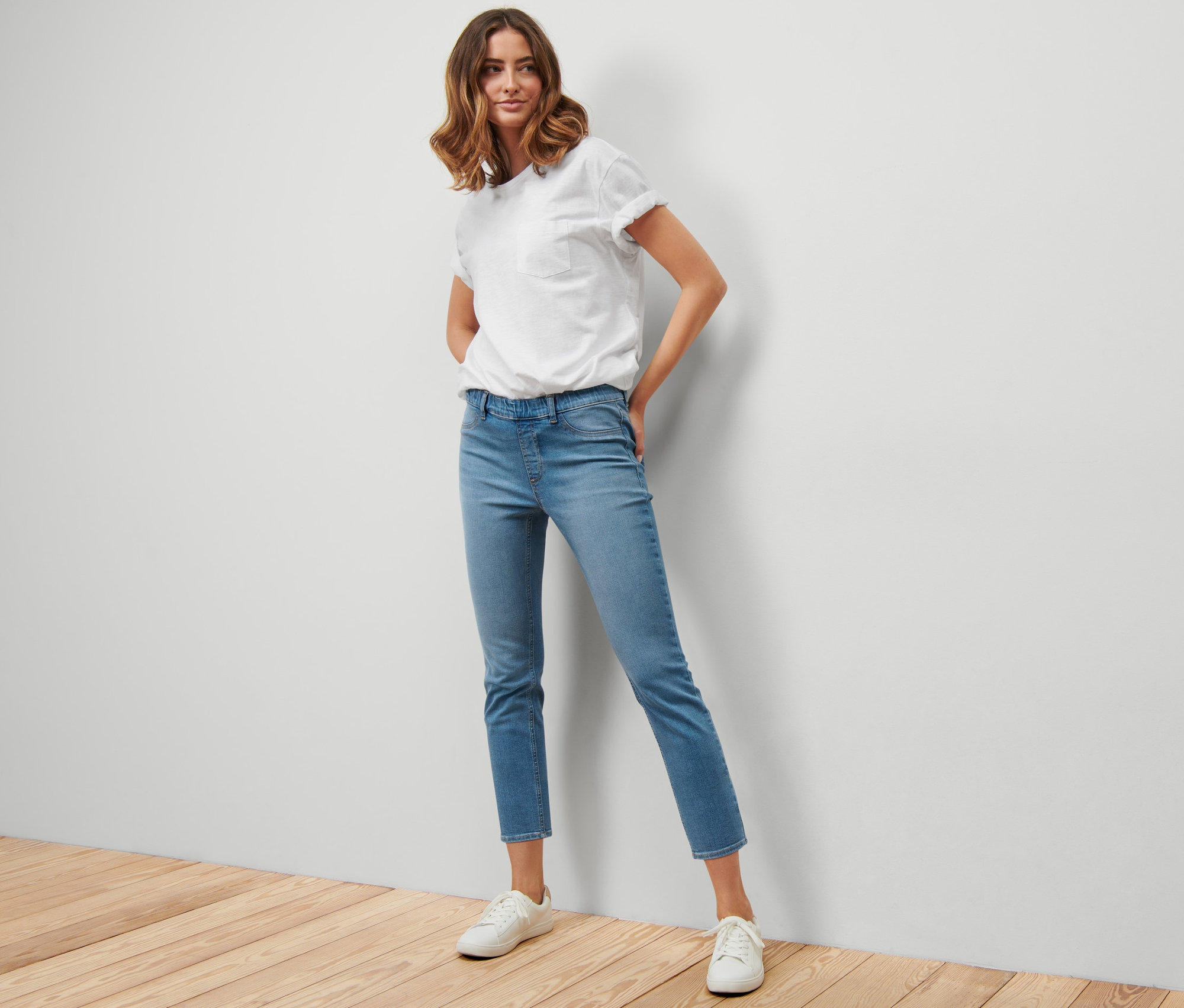 Frau posiert in 7/8-Treggings – Fit »Nelly« mit weißem T-Shirt und weißen Turnschuhen.