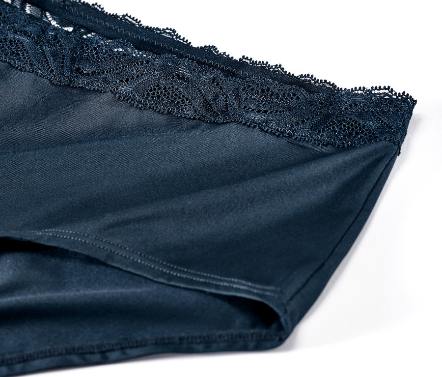 Detailaufnahme einer marineblauen 5er Packung Pantys mit Spitze am Bund.