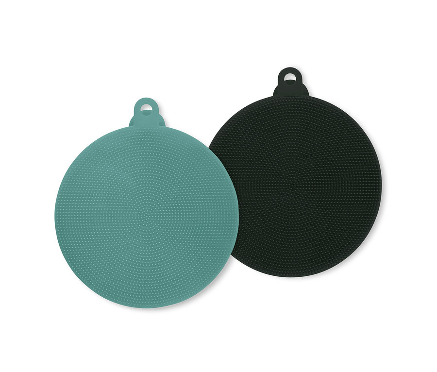 Zwei Silikon-Abwaschpads liegen auf einem weißen Untergrund.