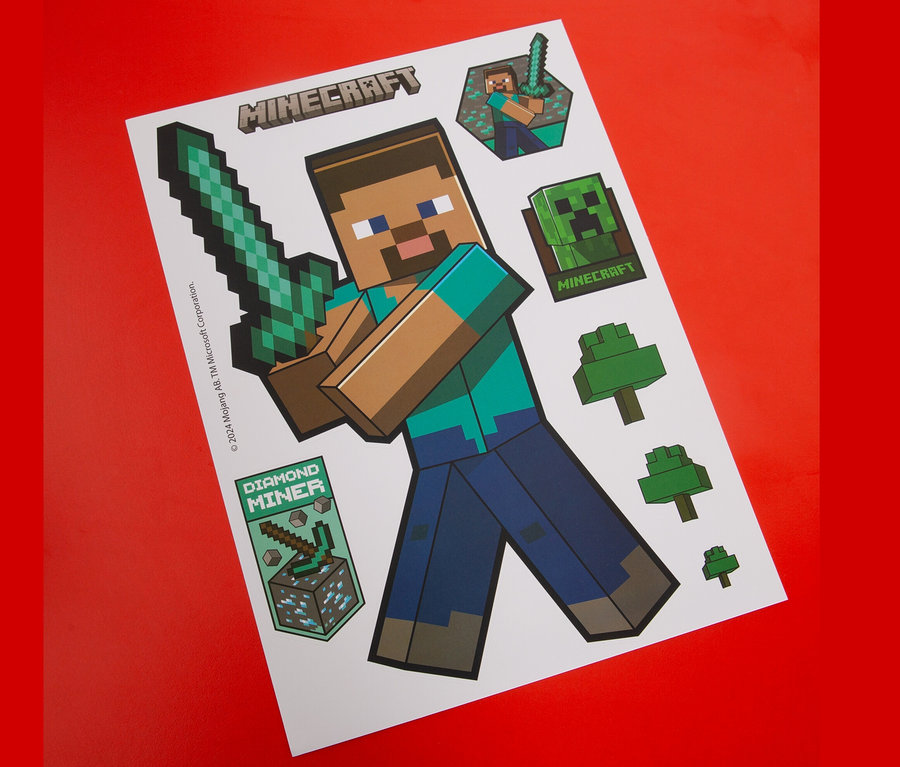 Blatt mit Minecraft Motiven mit Steve, Creeper und Bäumen, inklusive 6 Minecraft Wandtattoos.