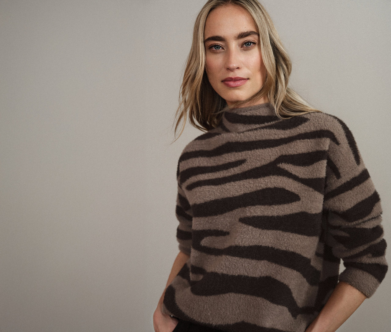 Frau trägt einen Street One Jacquard-Pullover mit Zebramuster.
