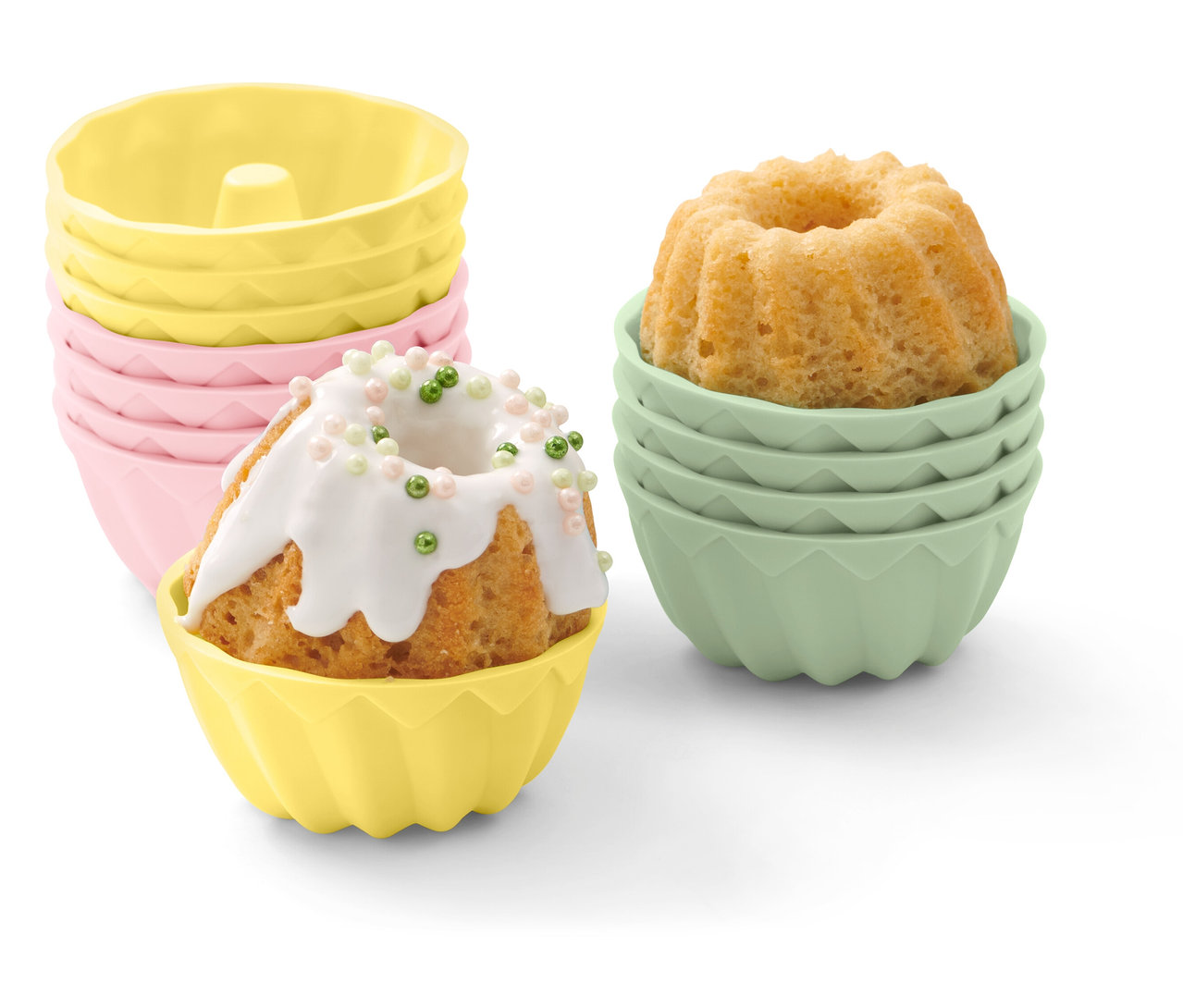 Cupcakes in Silikonförmchen in verschiedenen Farben.