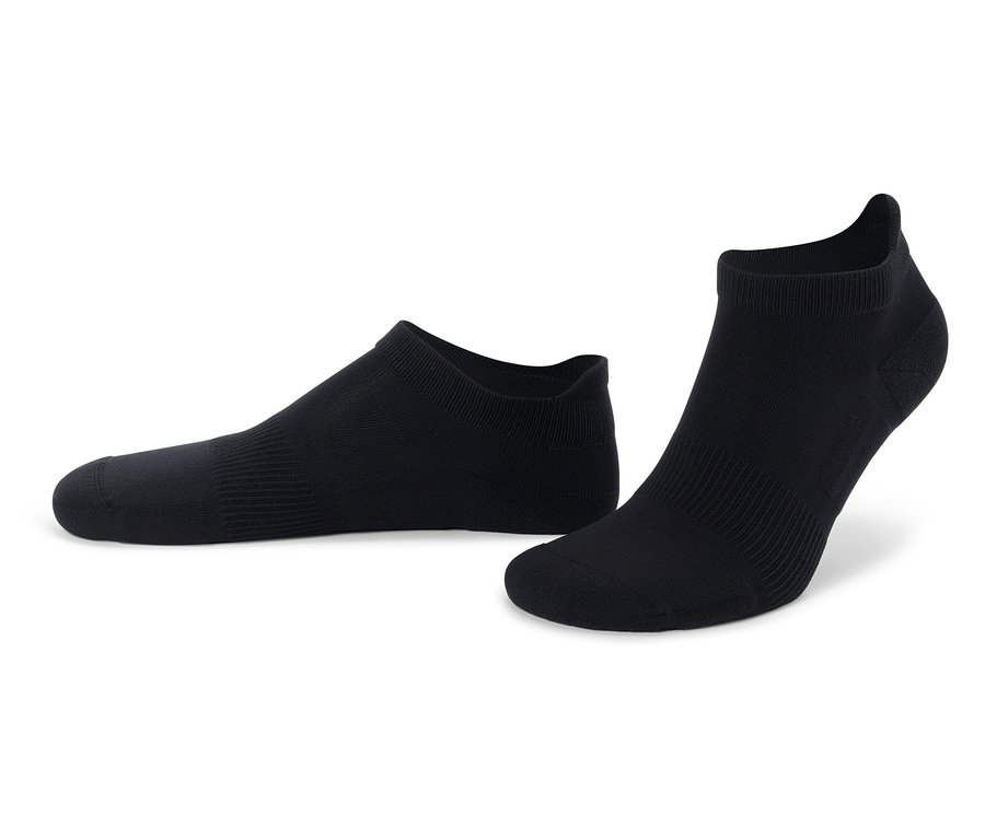 Zwei schwarze Knöchelsocken liegen auf einem weißen Hintergrund.