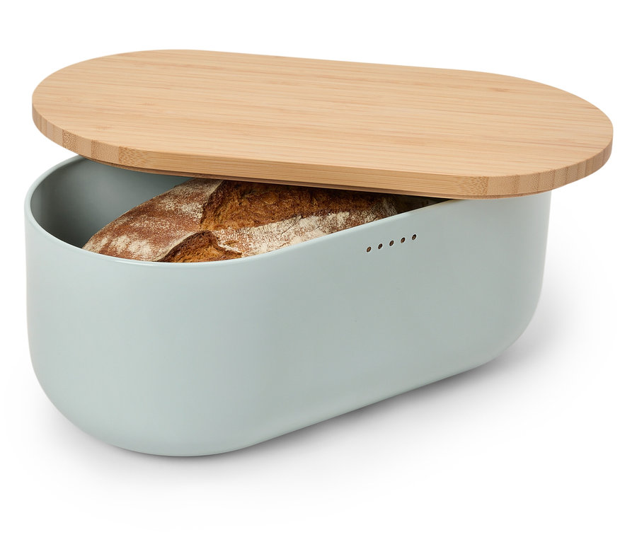 Brot in einem blau-grauen Brotkasten mit Bambusdeckel.