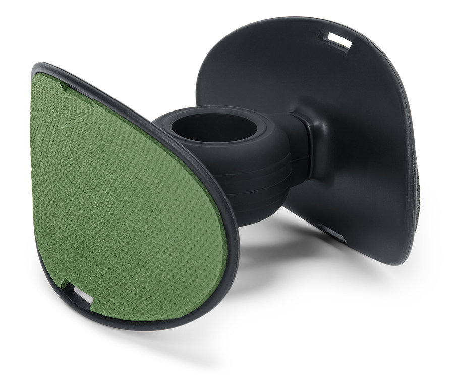 Detail einer schwarzen Halterung mit einer grünen Unterlage.