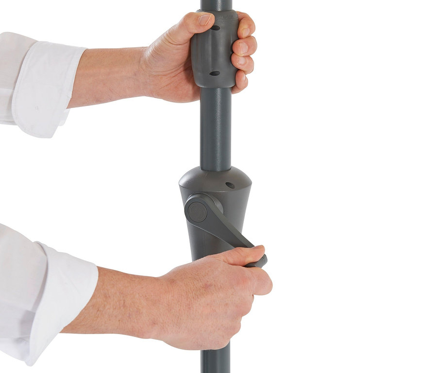 Mann betätigt die Kurbel eines grauen Leco Sonnenschirms, Ø 300 cm.