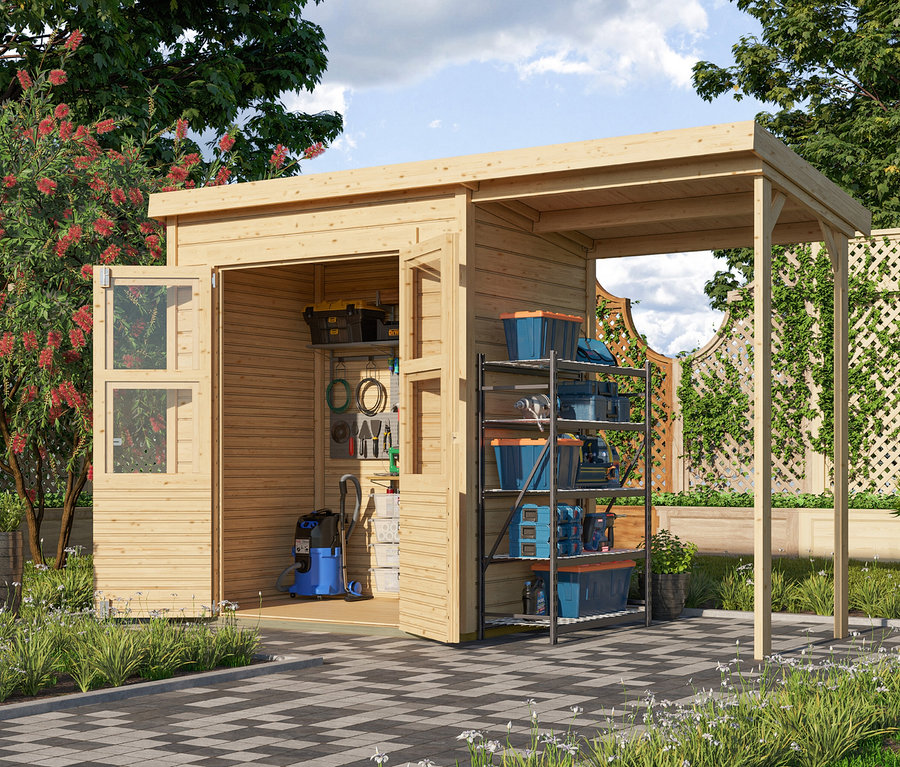 Holzgartenhaus mit geöffneter Tür und Regal mit blauen Kisten im Garten.