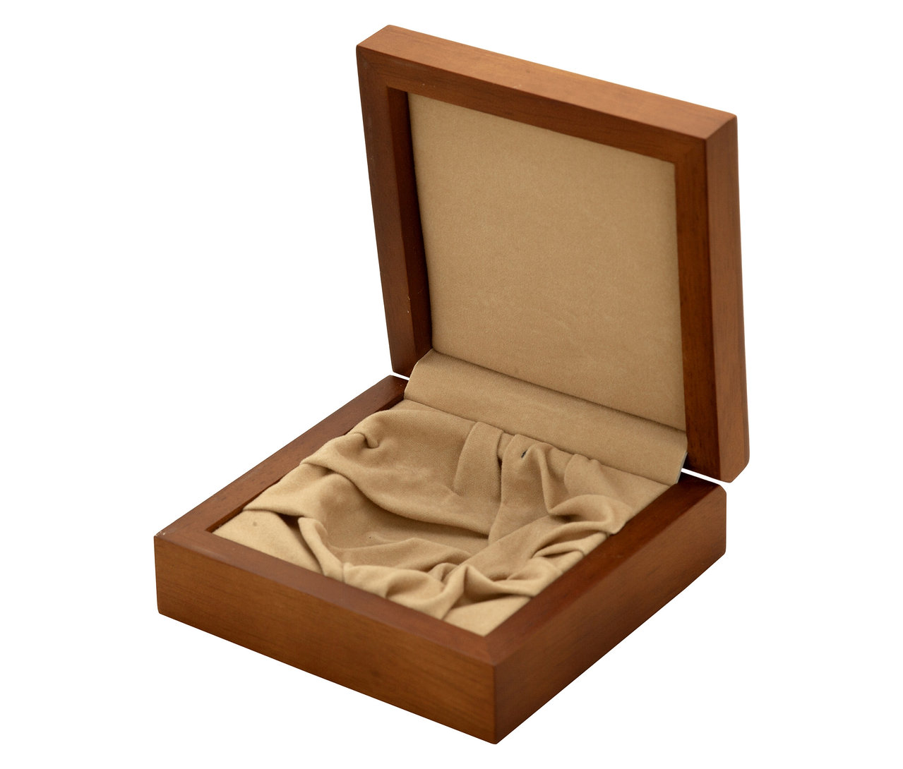 Geöffneter, leerer, quadratischer Holzbehälter mit beigem Stoffeinsatz für die Kienzle Taschenuhr »Noir«.