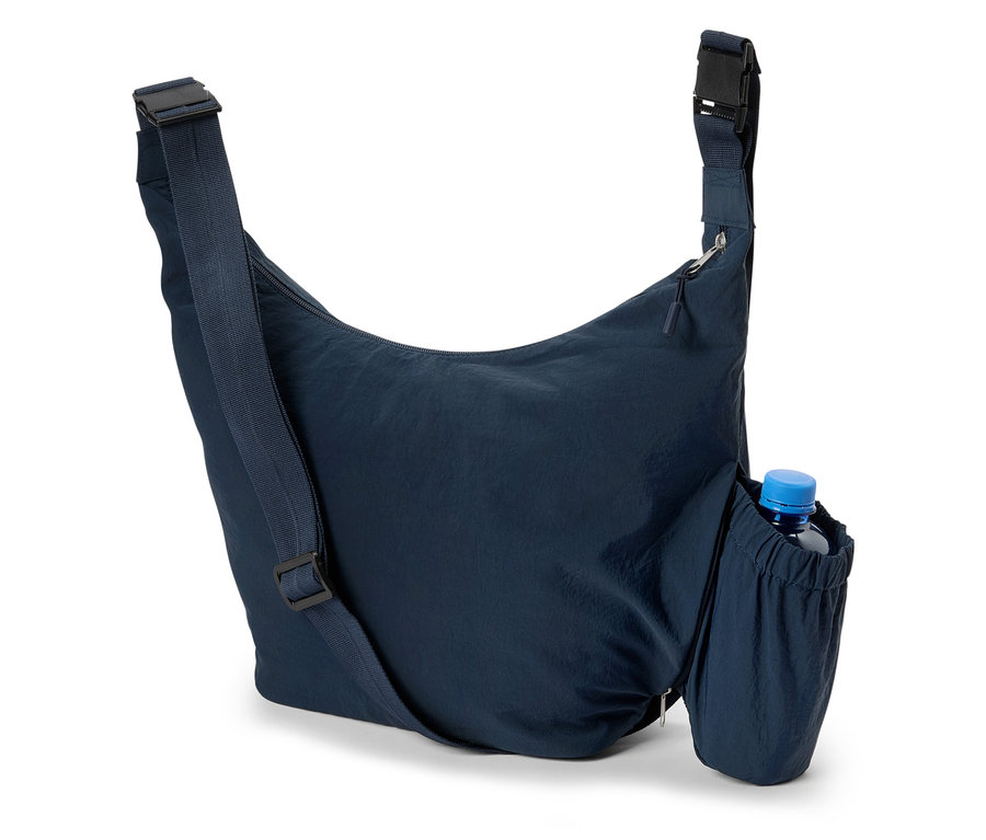 Nahaufnahme einer marineblauen Umhängetasche mit einer Wasserflasche in der Seitentasche.