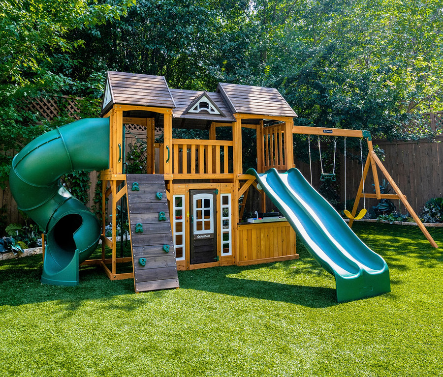 Der Spielturm »Bolzo« steht im Garten.