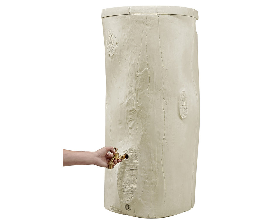 Eine Hand bedient einen Wasserhahn an einem Regenwasserfass in Baumstammoptik.