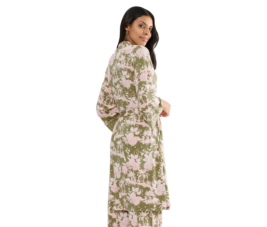 Frau trägt einen grünen Bademantel mit rosa Blumenmuster und Gürtel.