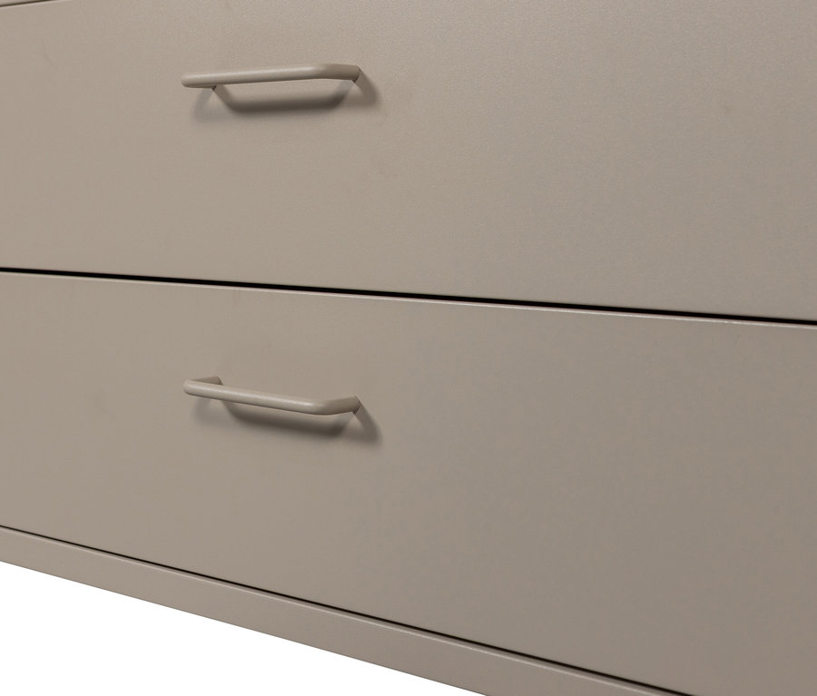 Nahaufnahme eines grauen Aktenschranks mit zwei Schubladen und Griffen.