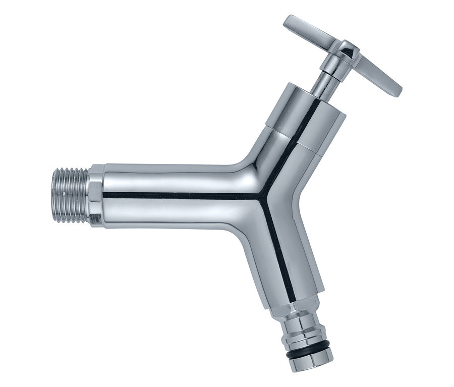 Ein silberner Wasserhahn liegt auf einer weißen Oberfläche.