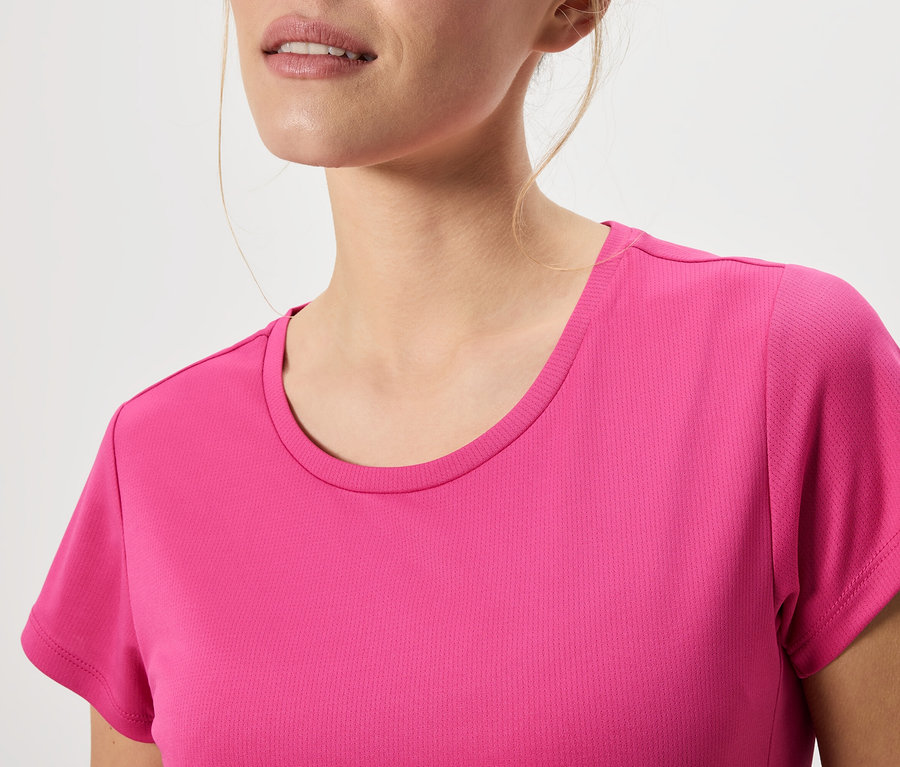 Nahaufnahme einer Frau, die ein pinkfarbenes T-Shirt trägt.