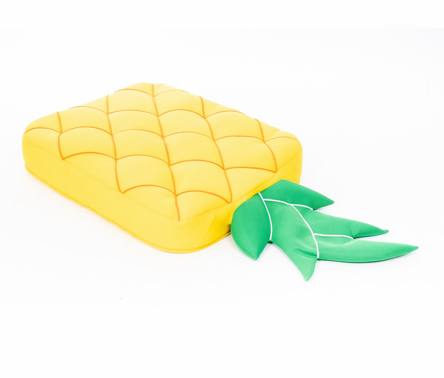 Gelbe Pool Buddy Ananas Schwimminsel im Ananasdesign liegt auf einem weißen Hintergrund.