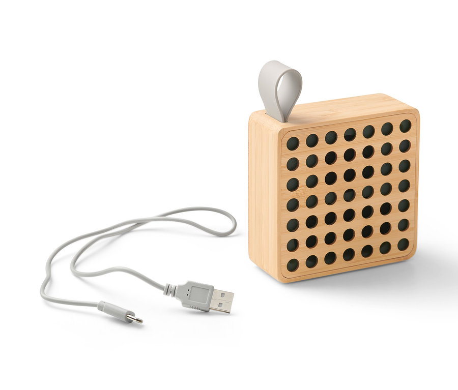 Bambus-Bluetooth®-Lautsprecher mit grauem Kabel auf weißem Hintergrund.