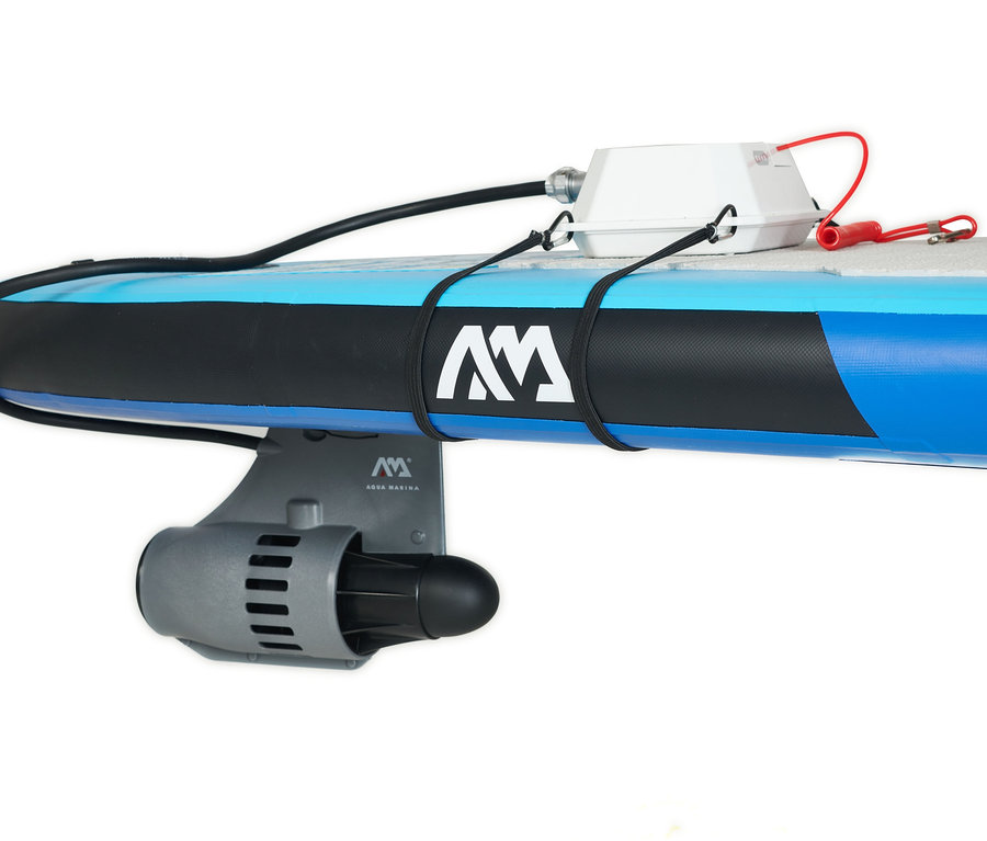 Blau-schwarzes Paddleboard mit montiertem »BlueDrive S Power Fin« Motor.