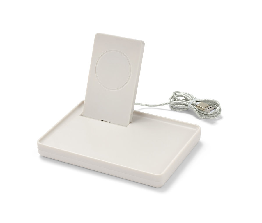 Weisse Ablage mit kabelloser Ladefunktion und Kabel.