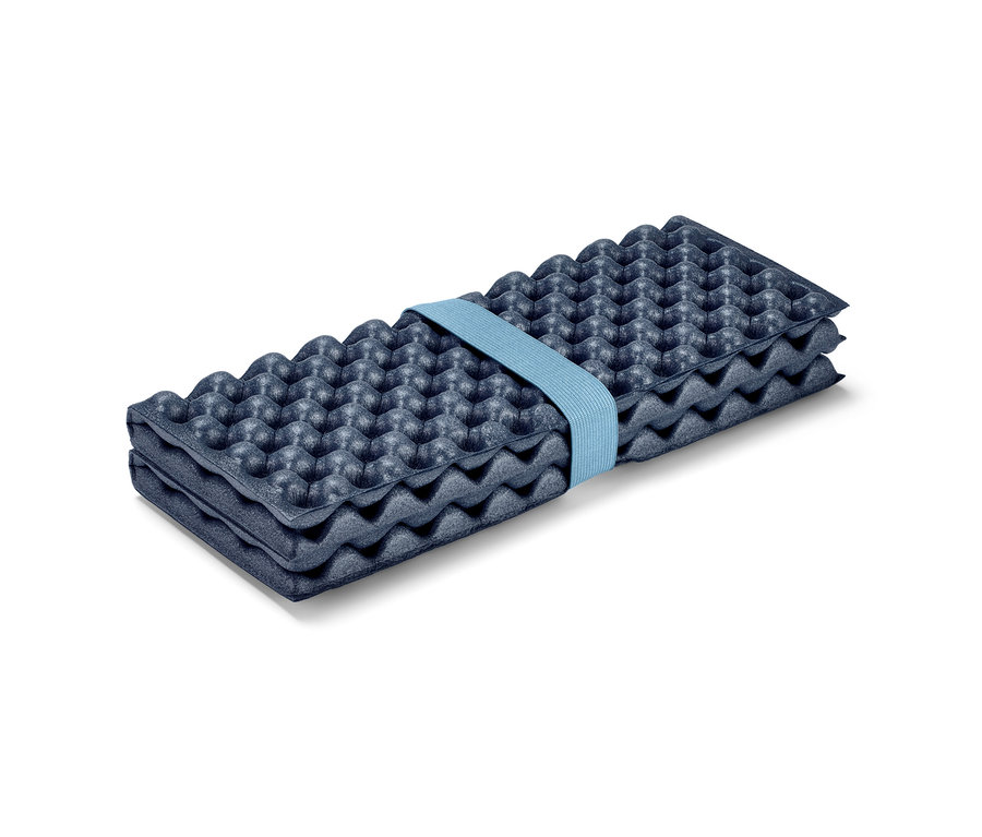 Faltbares Thermo-Sitzkissen mit blauem Band.